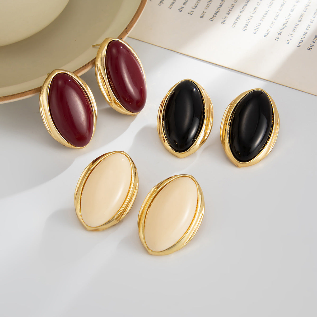 Bold Oval Cabochon-Effect Ring — product image 4
