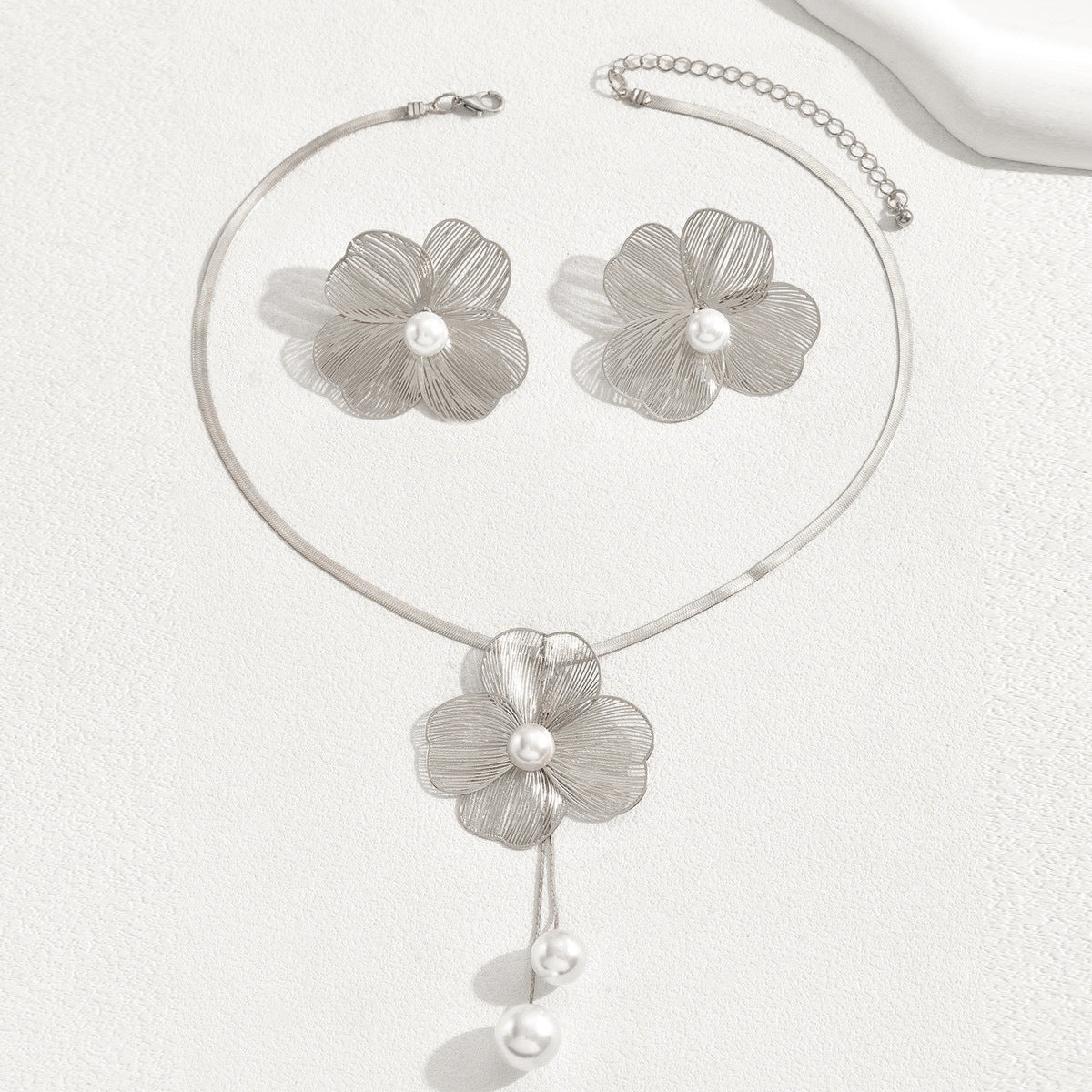 Pleated Flower and Pearl-Effect Lariat Jewelry — product image 4