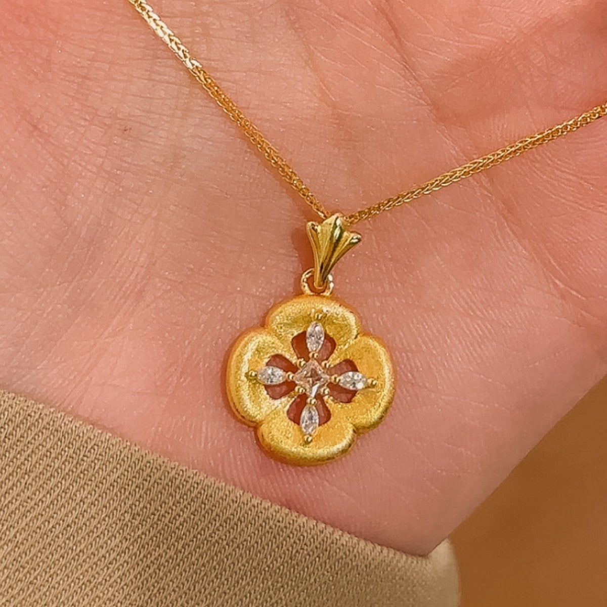 Lucky Clover Sterling Silver 925 Necklace Light Luxury High-Grade Brushed Flower Clavicle Chain Cloth Style Petal Pendant