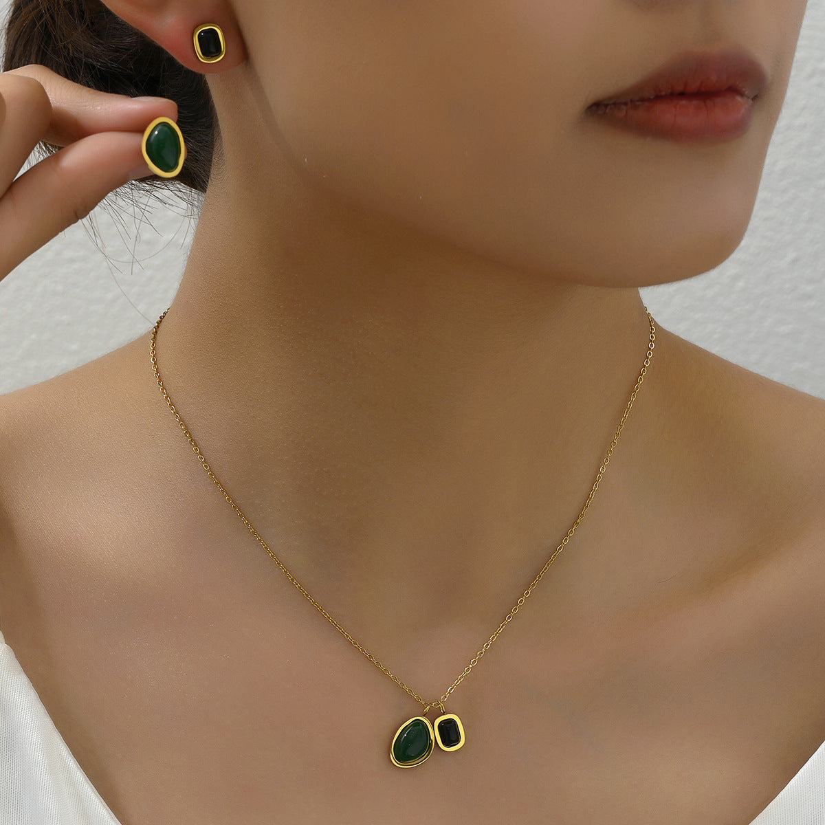 Schmuck mit grünen und dunklen Doppelzentren