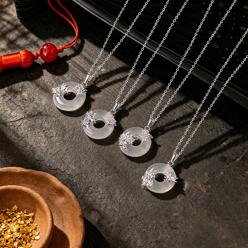 Halskette aus 925er Sterlingsilber – Lotusblüte und Scheibe und Chalcedon