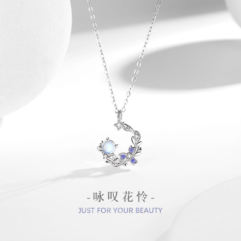 Halskette aus 925er Sterlingsilber – Blüte und Zirkonia-Akzente