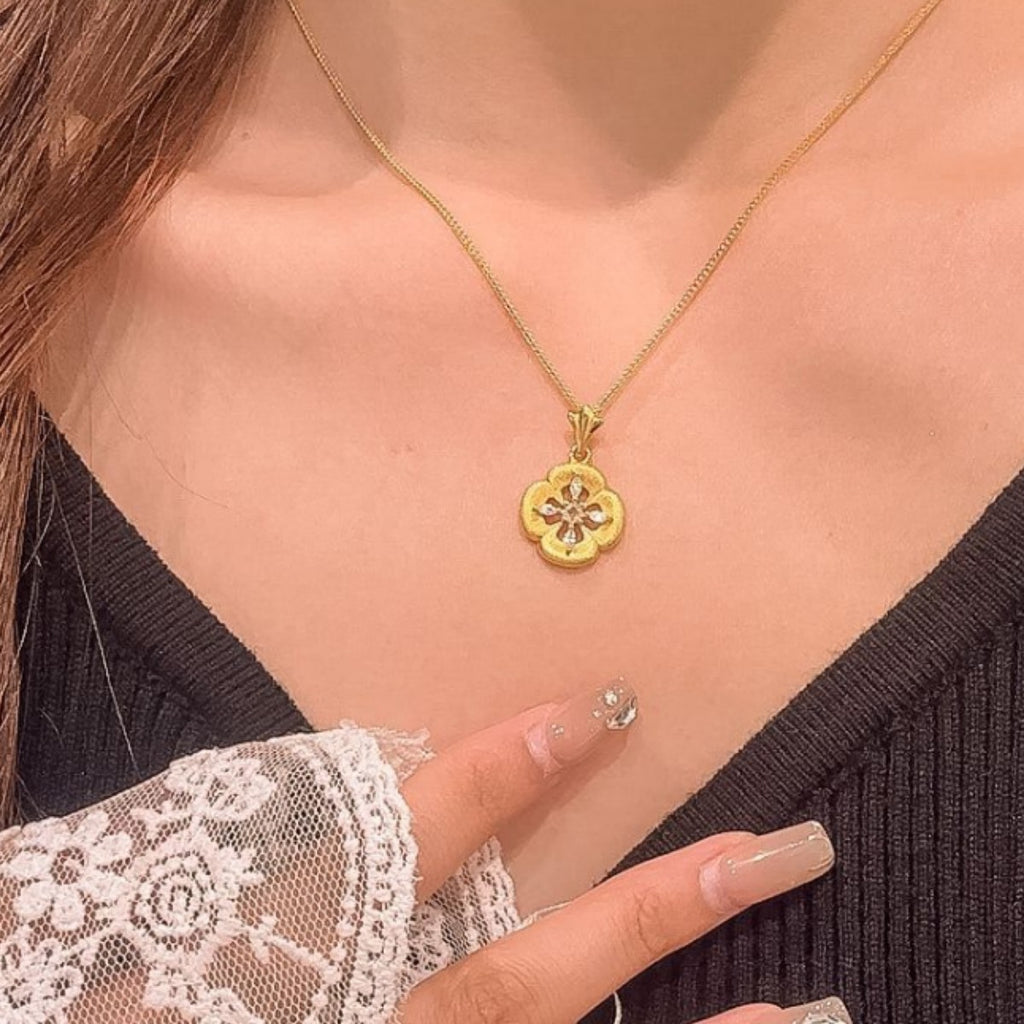 Lucky Clover Sterling Silver 925 Necklace Light Luxury High-Grade Brushed Flower Clavicle Chain Cloth Style Petal Pendant