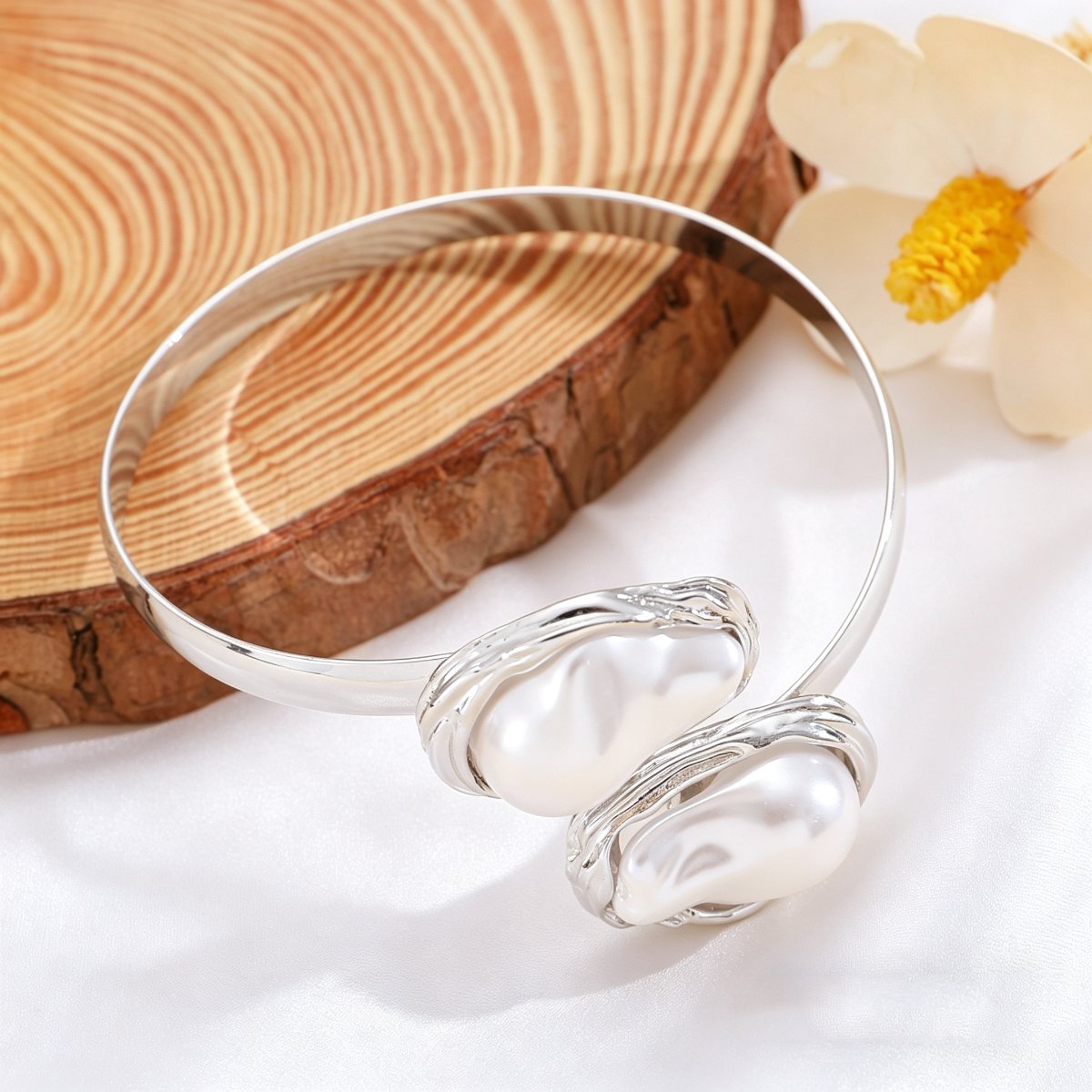 Pearl-Effect Curving Lariat Jewelry — product image 4